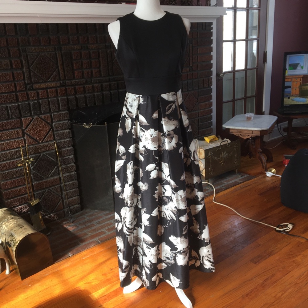 Black and white floral dress with pockets!